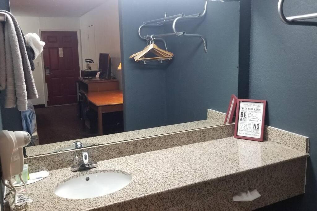 Hotel 2 Queen Beds Hotel Room 128 Booking Stillwater Exterior foto